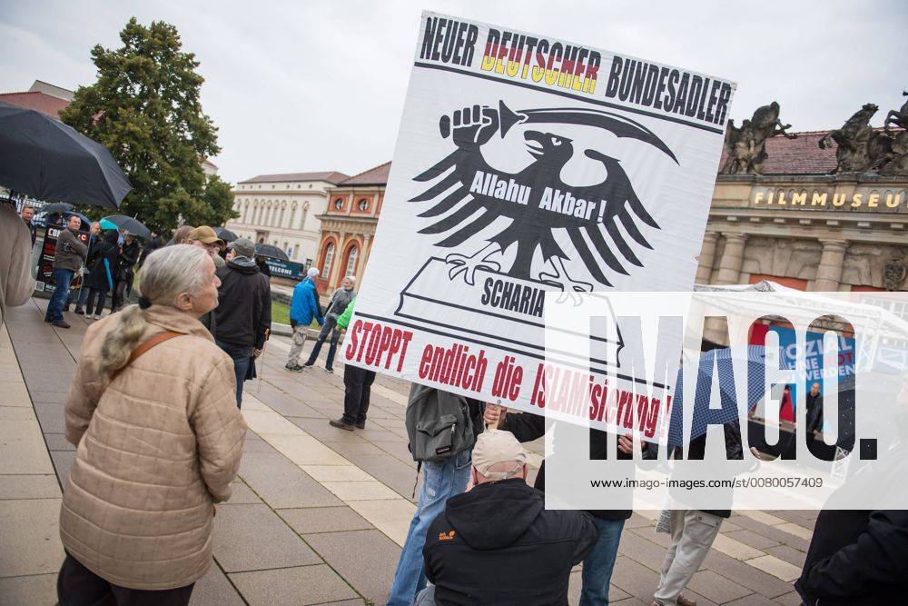 Politik Potsdam AfD-Kundgebung AfD-Kundgebung in Potsdam. Ca. 70 AfD-Anhaenger kamen am Samstag den 9. September 2017 zu einer Wahlveranstaltung der rechtsnationalistischen Alternative fuer Deutschland , AfD. Unter den Teilnehmern waren u.a. Neonazis die Patrioten Cottbus oder die sog. Schwarze Sonne , ein Zeichen der SS auf ihren Jacken trugen. Offiziell hatte die AfD die Kundgebung als Gruendung einer rechten Gewerkschaft namens Alternativer Arbeitnehmerverband Mitteldeutschland (Alarm) in Brandenburg deklariert. 500 Menschen protestierten friedlich gegen die Veranstaltung. 9.9.2017, Potsdam