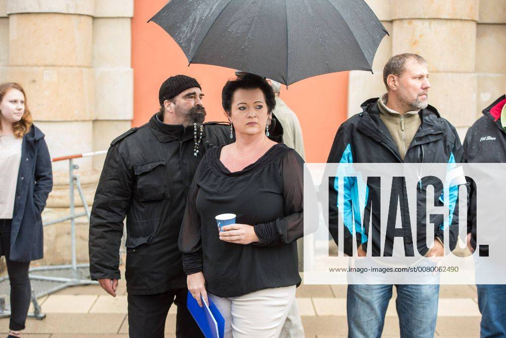 Politik Potsdam AfD-Kundgebung AfD-Kundgebung in Potsdam. Ca. 70 AfD-Anhaenger kamen am Samstag den 9. September 2017 zu einer Wahlveranstaltung der rechtsnationalistischen Alternative fuer Deutschland , AfD. Unter den Teilnehmern waren u.a. Neonazis die Patrioten Cottbus oder die sog. Schwarze Sonne , ein Zeichen der SS auf ihren Jacken trugen. Offiziell hatte die AfD die Kundgebung als Gruendung einer rechten Gewerkschaft namens Alternativer Arbeitnehmerverband Mitteldeutschland (Alarm) in Brandenburg deklariert. 500 Menschen protestierten friedlich gegen die Veranstaltung. Im Bild: Birgit Bessin aus Worms, stellvertretende Landesvorsitzende der AfD-Brandenburg. 9.9.2017, Potsdam