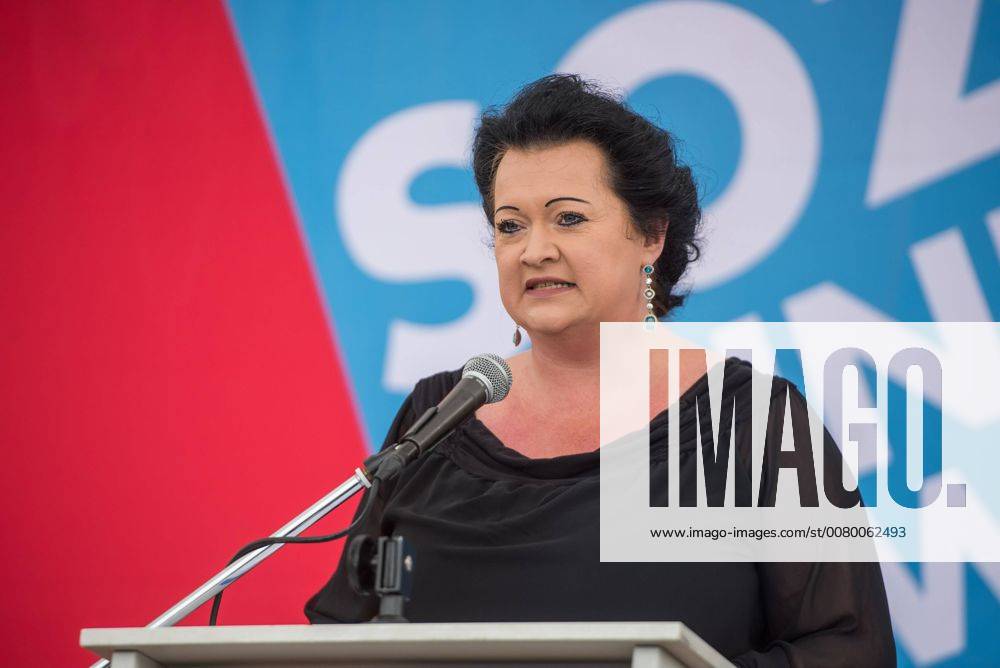 Politik Potsdam AfD-Kundgebung AfD-Kundgebung in Potsdam. Ca. 70 AfD-Anhaenger kamen am Samstag den 9. September 2017 zu einer Wahlveranstaltung der rechtsnationalistischen Alternative fuer Deutschland , AfD. Unter den Teilnehmern waren u.a. Neonazis die Patrioten Cottbus oder die sog. Schwarze Sonne , ein Zeichen der SS auf ihren Jacken trugen. Offiziell hatte die AfD die Kundgebung als Gruendung einer rechten Gewerkschaft namens Alternativer Arbeitnehmerverband Mitteldeutschland (Alarm) in Brandenburg deklariert. 500 Menschen protestierten friedlich gegen die Veranstaltung. Im Bild: Birgit Bessin aus Worms, stellvertretende Landesvorsitzende der AfD-Brandenburg. 9.9.2017, Potsdam