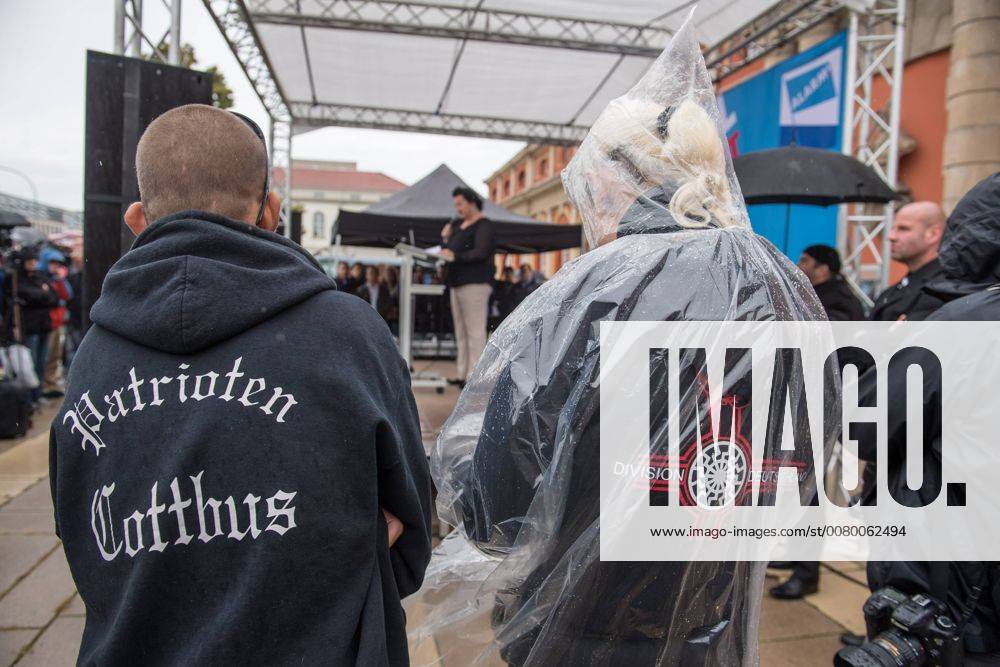 Politik Potsdam AfD-Kundgebung AfD-Kundgebung in Potsdam. Ca. 70 AfD-Anhaenger kamen am Samstag den 9. September 2017 zu einer Wahlveranstaltung der rechtsnationalistischen Alternative fuer Deutschland , AfD. Unter den Teilnehmern waren u.a. Neonazis die Patrioten Cottbus oder die sog. Schwarze Sonne , ein Zeichen der SS auf ihren Jacken trugen. Offiziell hatte die AfD die Kundgebung als Gruendung einer rechten Gewerkschaft namens Alternativer Arbeitnehmerverband Mitteldeutschland (Alarm) in Brandenburg deklariert. 500 Menschen protestierten friedlich gegen die Veranstaltung. Im Bild vlnr: Lutz Mamcarz mit der Aufschrift Partioten Cottbus auf der Jacke und Sylvia Fechner mit der Schwarzen Sonne , dem SS-Symbol, auf der Jacke. 9.9.2017, Potsdam