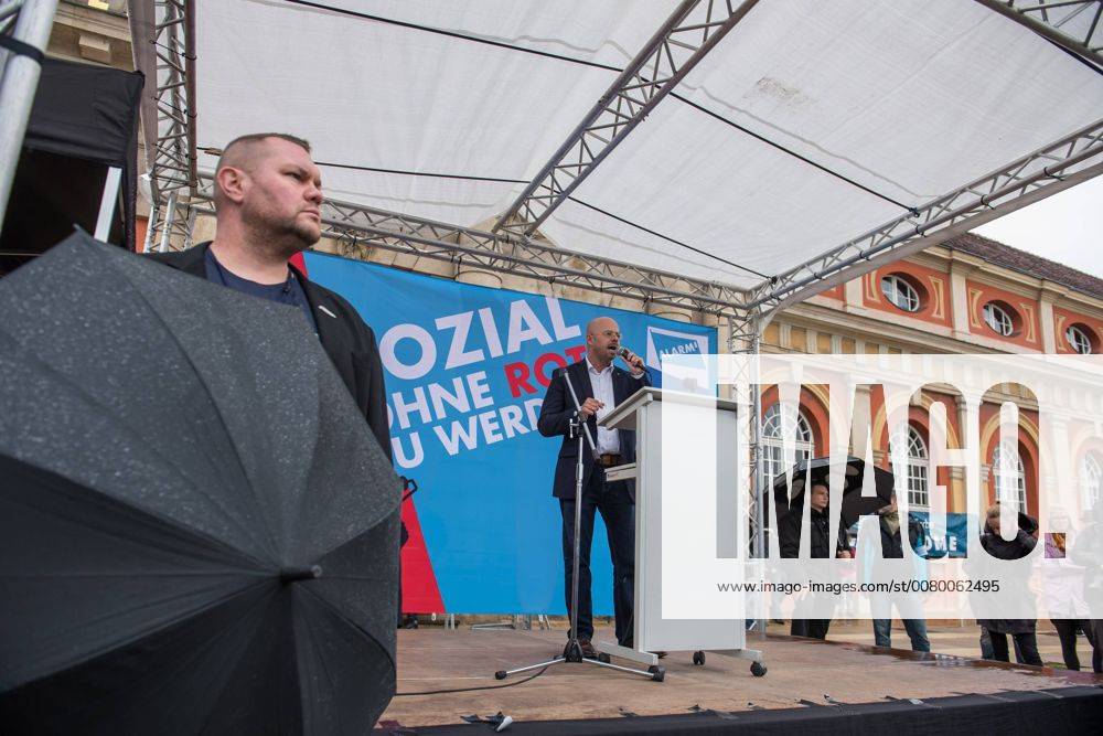 Politik Potsdam AfD-Kundgebung AfD-Kundgebung in Potsdam. Ca. 70 AfD-Anhaenger kamen am Samstag den 9. September 2017 zu einer Wahlveranstaltung der rechtsnationalistischen Alternative fuer Deutschland , AfD. Unter den Teilnehmern waren u.a. Neonazis die Patrioten Cottbus oder die sog. Schwarze Sonne , ein Zeichen der SS auf ihren Jacken trugen. Offiziell hatte die AfD die Kundgebung als Gruendung einer rechten Gewerkschaft namens Alternativer Arbeitnehmerverband Mitteldeutschland (Alarm) in Brandenburg deklariert. 500 Menschen protestierten friedlich gegen die Veranstaltung. 9.9.2017, Potsdam