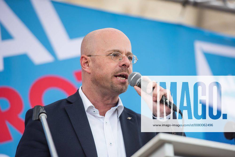 Politik Potsdam AfD-Kundgebung AfD-Kundgebung in Potsdam. Ca. 70 AfD-Anhaenger kamen am Samstag den 9. September 2017 zu einer Wahlveranstaltung der rechtsnationalistischen Alternative fuer Deutschland , AfD. Unter den Teilnehmern waren u.a. Neonazis die Patrioten Cottbus oder die sog. Schwarze Sonne , ein Zeichen der SS auf ihren Jacken trugen. Offiziell hatte die AfD die Kundgebung als Gruendung einer rechten Gewerkschaft namens Alternativer Arbeitnehmerverband Mitteldeutschland (Alarm) in Brandenburg deklariert. 500 Menschen protestierten friedlich gegen die Veranstaltung. Im Bild: Andreas Kalbitz, Landesvorsitzender der AfD-Brandenburg. 9.9.2017, Potsdam