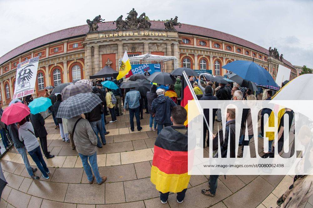 Politik Potsdam AfD-Kundgebung AfD-Kundgebung in Potsdam. Ca. 70 AfD-Anhaenger kamen am Samstag den 9. September 2017 zu einer Wahlveranstaltung der rechtsnationalistischen Alternative fuer Deutschland , AfD. Unter den Teilnehmern waren u.a. Neonazis die Patrioten Cottbus oder die sog. Schwarze Sonne , ein Zeichen der SS auf ihren Jacken trugen. Offiziell hatte die AfD die Kundgebung als Gruendung einer rechten Gewerkschaft namens Alternativer Arbeitnehmerverband Mitteldeutschland (Alarm) in Brandenburg deklariert. 500 Menschen protestierten friedlich gegen die Veranstaltung. 9.9.2017, Potsdam