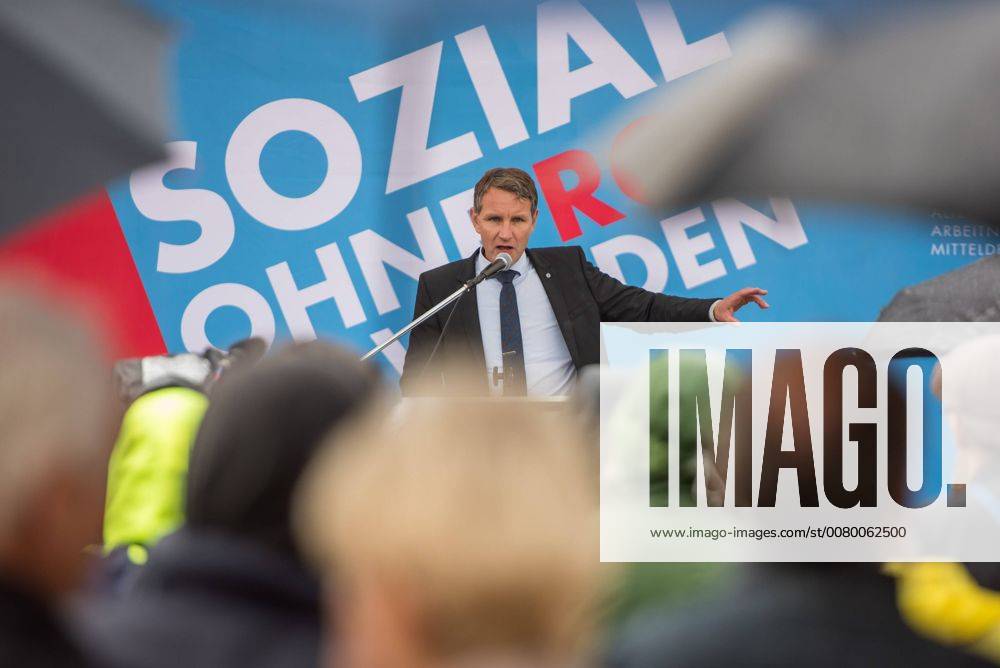 Politik Potsdam AfD-Kundgebung AfD-Kundgebung in Potsdam. Ca. 70 AfD-Anhaenger kamen am Samstag den 9. September 2017 zu einer Wahlveranstaltung der rechtsnationalistischen Alternative fuer Deutschland , AfD. Unter den Teilnehmern waren u.a. Neonazis die Patrioten Cottbus oder die sog. Schwarze Sonne , ein Zeichen der SS auf ihren Jacken trugen. Offiziell hatte die AfD die Kundgebung als Gruendung einer rechten Gewerkschaft namens Alternativer Arbeitnehmerverband Mitteldeutschland (Alarm) in Brandenburg deklariert. 500 Menschen protestierten friedlich gegen die Veranstaltung. Im Bild: Bjoern Hoecke, AfD-Fraktionsvorsitzender im Thueringer Landtag. 9.9.2017, Potsdam