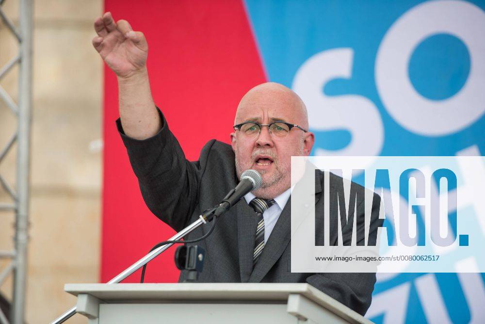 Politik Potsdam AfD-Kundgebung AfD-Kundgebung in Potsdam. Ca. 70 AfD-Anhaenger kamen am Samstag den 9. September 2017 zu einer Wahlveranstaltung der rechtsnationalistischen Alternative fuer Deutschland , AfD. Unter den Teilnehmern waren u.a. Neonazis die Patrioten Cottbus oder die sog. Schwarze Sonne , ein Zeichen der SS auf ihren Jacken trugen. Offiziell hatte die AfD die Kundgebung als Gruendung einer rechten Gewerkschaft namens Alternativer Arbeitnehmerverband Mitteldeutschland (Alarm) in Brandenburg deklariert. 500 Menschen protestierten friedlich gegen die Veranstaltung. Im Bild: Juergen Pohl aus Thueringen. Er leitet das Wahlkreisbuero von Bjoern Hoecke. 9.9.2017, Potsdam