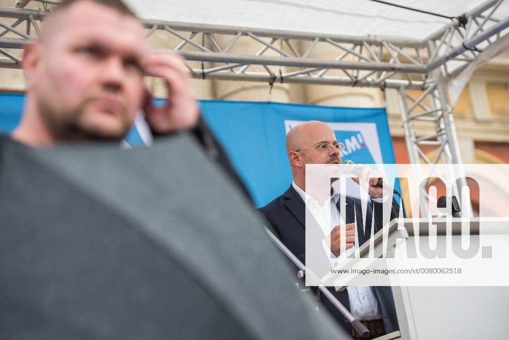 Politik Potsdam AfD-Kundgebung AfD-Kundgebung in Potsdam. Ca. 70 AfD-Anhaenger kamen am Samstag den 9. September 2017 zu einer Wahlveranstaltung der rechtsnationalistischen Alternative fuer Deutschland , AfD. Unter den Teilnehmern waren u.a. Neonazis die Patrioten Cottbus oder die sog. Schwarze Sonne , ein Zeichen der SS auf ihren Jacken trugen. Offiziell hatte die AfD die Kundgebung als Gruendung einer rechten Gewerkschaft namens Alternativer Arbeitnehmerverband Mitteldeutschland (Alarm) in Brandenburg deklariert. 500 Menschen protestierten friedlich gegen die Veranstaltung. Im Bild: Andreas Kalbitz, ehemaliger Fallschirmspringer und Landesvorsitzender der AfD-Brandenburg. 9.9.2017, Potsdam