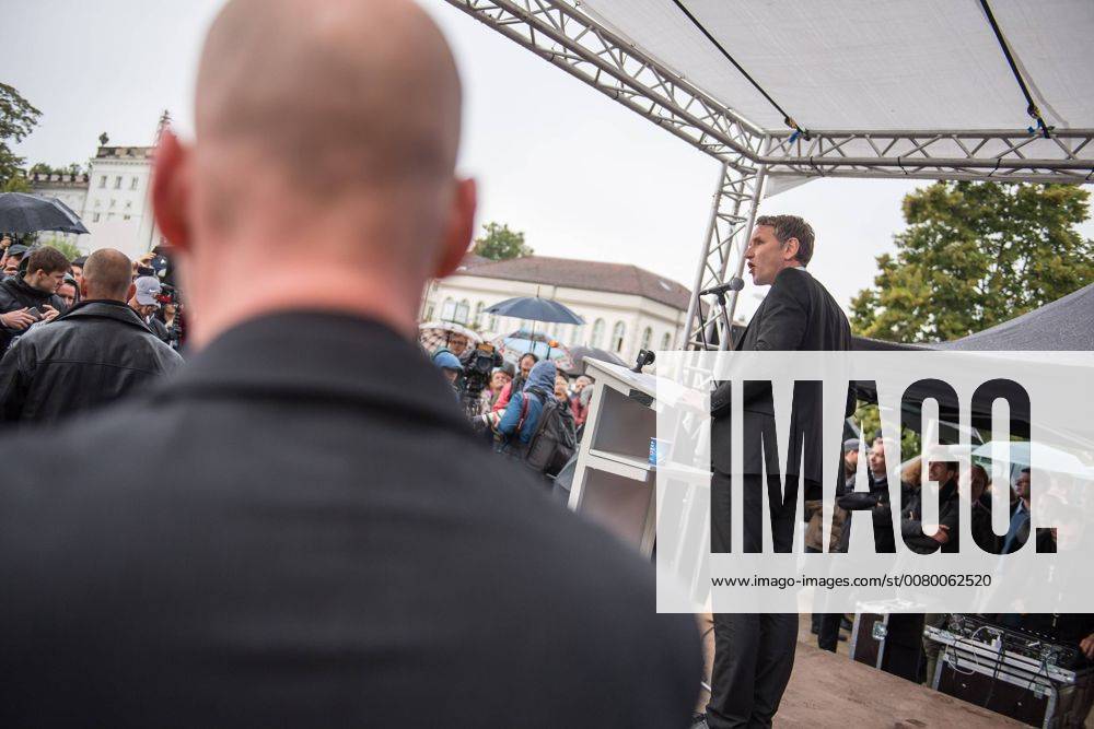Politik Potsdam AfD-Kundgebung AfD-Kundgebung in Potsdam. Ca. 70 AfD-Anhaenger kamen am Samstag den 9. September 2017 zu einer Wahlveranstaltung der rechtsnationalistischen Alternative fuer Deutschland , AfD. Unter den Teilnehmern waren u.a. Neonazis die Patrioten Cottbus oder die sog. Schwarze Sonne , ein Zeichen der SS auf ihren Jacken trugen. Offiziell hatte die AfD die Kundgebung als Gruendung einer rechten Gewerkschaft namens Alternativer Arbeitnehmerverband Mitteldeutschland (Alarm) in Brandenburg deklariert. 500 Menschen protestierten friedlich gegen die Veranstaltung. Im Bild: Bjoern Hoecke, AfD-Fraktionsvorsitzender im Thueringer Landtag. 9.9.2017, Potsdam