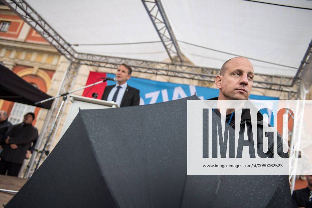 Politik Potsdam AfD-Kundgebung AfD-Kundgebung in Potsdam. Ca. 70 AfD-Anhaenger kamen am Samstag den 9. September 2017 zu einer Wahlveranstaltung der rechtsnationalistischen Alternative fuer Deutschland , AfD. Unter den Teilnehmern waren u.a. Neonazis die Patrioten Cottbus oder die sog. Schwarze Sonne , ein Zeichen der SS auf ihren Jacken trugen. Offiziell hatte die AfD die Kundgebung als Gruendung einer rechten Gewerkschaft namens Alternativer Arbeitnehmerverband Mitteldeutschland (Alarm) in Brandenburg deklariert. 500 Menschen protestierten friedlich gegen die Veranstaltung. Im Bild: Bjoern Hoecke, AfD-Fraktionsvorsitzender im Thueringer Landtag. 9.9.2017, Potsdam