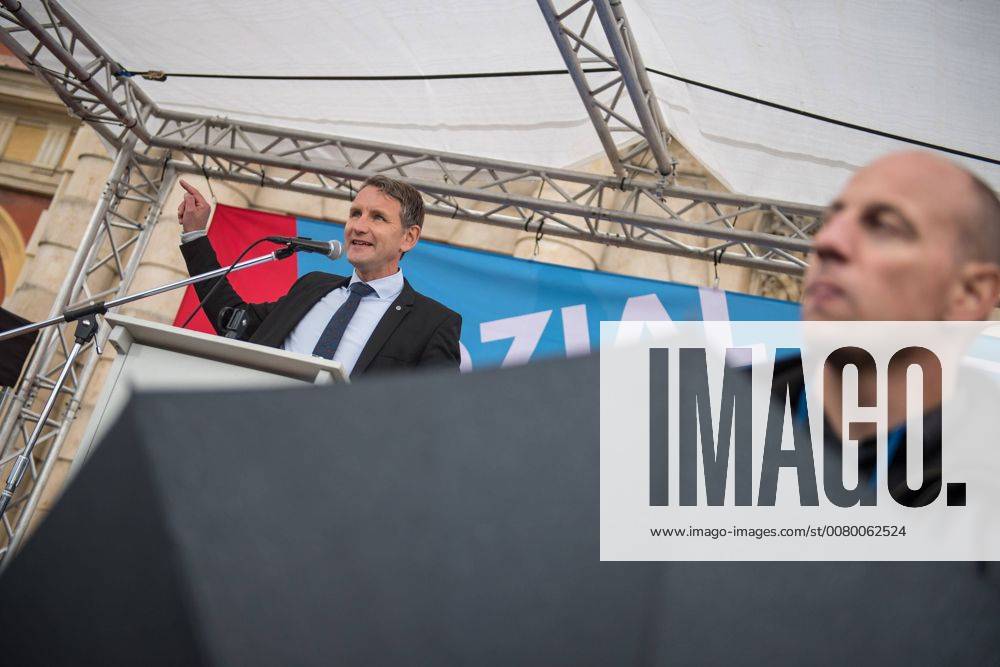 Politik Potsdam AfD-Kundgebung AfD-Kundgebung in Potsdam. Ca. 70 AfD-Anhaenger kamen am Samstag den 9. September 2017 zu einer Wahlveranstaltung der rechtsnationalistischen Alternative fuer Deutschland , AfD. Unter den Teilnehmern waren u.a. Neonazis die Patrioten Cottbus oder die sog. Schwarze Sonne , ein Zeichen der SS auf ihren Jacken trugen. Offiziell hatte die AfD die Kundgebung als Gruendung einer rechten Gewerkschaft namens Alternativer Arbeitnehmerverband Mitteldeutschland (Alarm) in Brandenburg deklariert. 500 Menschen protestierten friedlich gegen die Veranstaltung. Im Bild: Bjoern Hoecke, AfD-Fraktionsvorsitzender im Thueringer Landtag. 9.9.2017, Potsdam