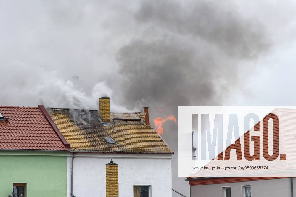 Leipzig - Autofahrer evakuiert Bewohner und alarmiert Feuerwehr: Dachstuhl in Einfamilienhaus brennt lichterloh 05.02.2025 gegen 11.30 Uhr Leipzig-Mölkau, Engelsdorfer Straße Zu einem Brand in einem Einfamilienhaus kam es am Mittwochvormittag in Leipzig-Mölkau. Nach ersten Angaben der Feuerwehr wurden die Einsatzkräfte gegen 11.30 Uhr von einem Autofahrer alarmiert, der an dem brennenden Dachstuhl vorbeifuhr. Der Mann informierte die Bewohner und konnte diese in Sicherheit bringen. Feuerwehrleute löschten den Brand, der sich zwischenzeitlich vom Dachstuhl auf Ober- und Untergeschoss ausbreitete, unter Atemschutz und mit Wasser von Innen. Außerdem brachten die Einsatzkräfte eine Drehleiter von außen in Stellung. Schnell war der Bran
