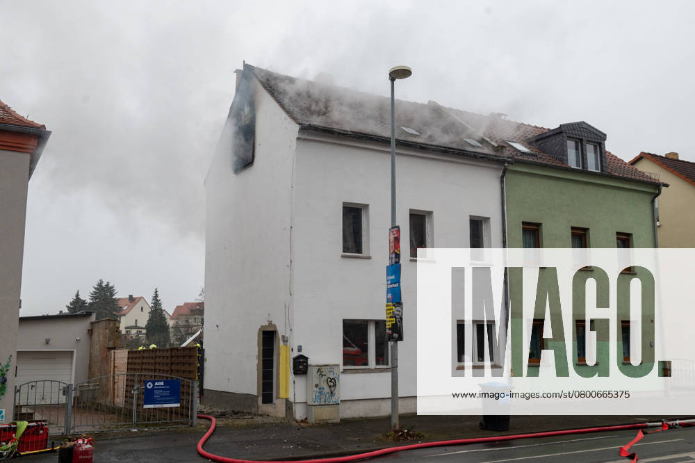 Leipzig - Autofahrer evakuiert Bewohner und alarmiert Feuerwehr: Dachstuhl in Einfamilienhaus brennt lichterloh 05.02.2025 gegen 11.30 Uhr Leipzig-Mölkau, Engelsdorfer Straße Zu einem Brand in einem Einfamilienhaus kam es am Mittwochvormittag in Leipzig-Mölkau. Nach ersten Angaben der Feuerwehr wurden die Einsatzkräfte gegen 11.30 Uhr von einem Autofahrer alarmiert, der an dem brennenden Dachstuhl vorbeifuhr. Der Mann informierte die Bewohner und konnte diese in Sicherheit bringen. Feuerwehrleute löschten den Brand, der sich zwischenzeitlich vom Dachstuhl auf Ober- und Untergeschoss ausbreitete, unter Atemschutz und mit Wasser von Innen. Außerdem brachten die Einsatzkräfte eine Drehleiter von außen in Stellung. Schnell war der Bran