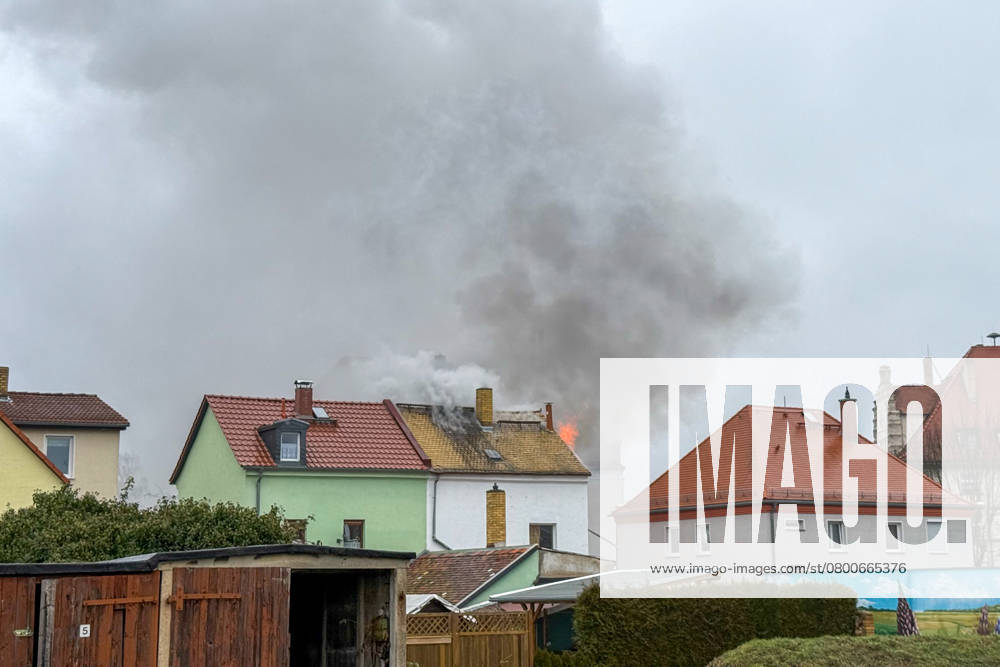 Leipzig - Autofahrer evakuiert Bewohner und alarmiert Feuerwehr: Dachstuhl in Einfamilienhaus brennt lichterloh 05.02.2025 gegen 11.30 Uhr Leipzig-Mölkau, Engelsdorfer Straße Zu einem Brand in einem Einfamilienhaus kam es am Mittwochvormittag in Leipzig-Mölkau. Nach ersten Angaben der Feuerwehr wurden die Einsatzkräfte gegen 11.30 Uhr von einem Autofahrer alarmiert, der an dem brennenden Dachstuhl vorbeifuhr. Der Mann informierte die Bewohner und konnte diese in Sicherheit bringen. Feuerwehrleute löschten den Brand, der sich zwischenzeitlich vom Dachstuhl auf Ober- und Untergeschoss ausbreitete, unter Atemschutz und mit Wasser von Innen. Außerdem brachten die Einsatzkräfte eine Drehleiter von außen in Stellung. Schnell war der Bran