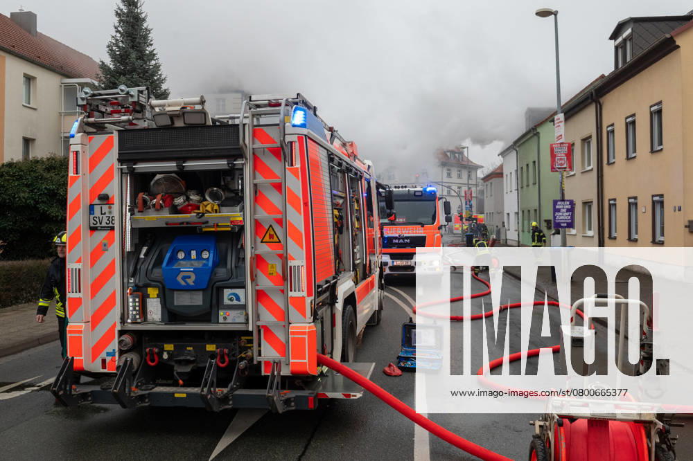 Leipzig - Autofahrer evakuiert Bewohner und alarmiert Feuerwehr: Dachstuhl in Einfamilienhaus brennt lichterloh 05.02.2025 gegen 11.30 Uhr Leipzig-Mölkau, Engelsdorfer Straße Zu einem Brand in einem Einfamilienhaus kam es am Mittwochvormittag in Leipzig-Mölkau. Nach ersten Angaben der Feuerwehr wurden die Einsatzkräfte gegen 11.30 Uhr von einem Autofahrer alarmiert, der an dem brennenden Dachstuhl vorbeifuhr. Der Mann informierte die Bewohner und konnte diese in Sicherheit bringen. Feuerwehrleute löschten den Brand, der sich zwischenzeitlich vom Dachstuhl auf Ober- und Untergeschoss ausbreitete, unter Atemschutz und mit Wasser von Innen. Außerdem brachten die Einsatzkräfte eine Drehleiter von außen in Stellung. Schnell war der Bran