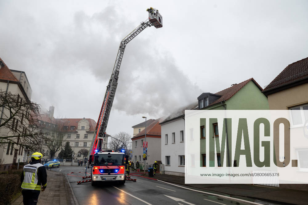 Leipzig - Autofahrer evakuiert Bewohner und alarmiert Feuerwehr: Dachstuhl in Einfamilienhaus brennt lichterloh 05.02.2025 gegen 11.30 Uhr Leipzig-Mölkau, Engelsdorfer Straße Zu einem Brand in einem Einfamilienhaus kam es am Mittwochvormittag in Leipzig-Mölkau. Nach ersten Angaben der Feuerwehr wurden die Einsatzkräfte gegen 11.30 Uhr von einem Autofahrer alarmiert, der an dem brennenden Dachstuhl vorbeifuhr. Der Mann informierte die Bewohner und konnte diese in Sicherheit bringen. Feuerwehrleute löschten den Brand, der sich zwischenzeitlich vom Dachstuhl auf Ober- und Untergeschoss ausbreitete, unter Atemschutz und mit Wasser von Innen. Außerdem brachten die Einsatzkräfte eine Drehleiter von außen in Stellung. Schnell war der Bran