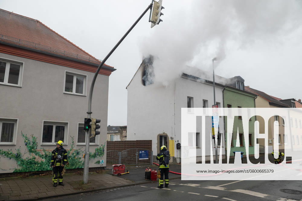 Leipzig - Autofahrer evakuiert Bewohner und alarmiert Feuerwehr: Dachstuhl in Einfamilienhaus brennt lichterloh 05.02.2025 gegen 11.30 Uhr Leipzig-Mölkau, Engelsdorfer Straße Zu einem Brand in einem Einfamilienhaus kam es am Mittwochvormittag in Leipzig-Mölkau. Nach ersten Angaben der Feuerwehr wurden die Einsatzkräfte gegen 11.30 Uhr von einem Autofahrer alarmiert, der an dem brennenden Dachstuhl vorbeifuhr. Der Mann informierte die Bewohner und konnte diese in Sicherheit bringen. Feuerwehrleute löschten den Brand, der sich zwischenzeitlich vom Dachstuhl auf Ober- und Untergeschoss ausbreitete, unter Atemschutz und mit Wasser von Innen. Außerdem brachten die Einsatzkräfte eine Drehleiter von außen in Stellung. Schnell war der Bran