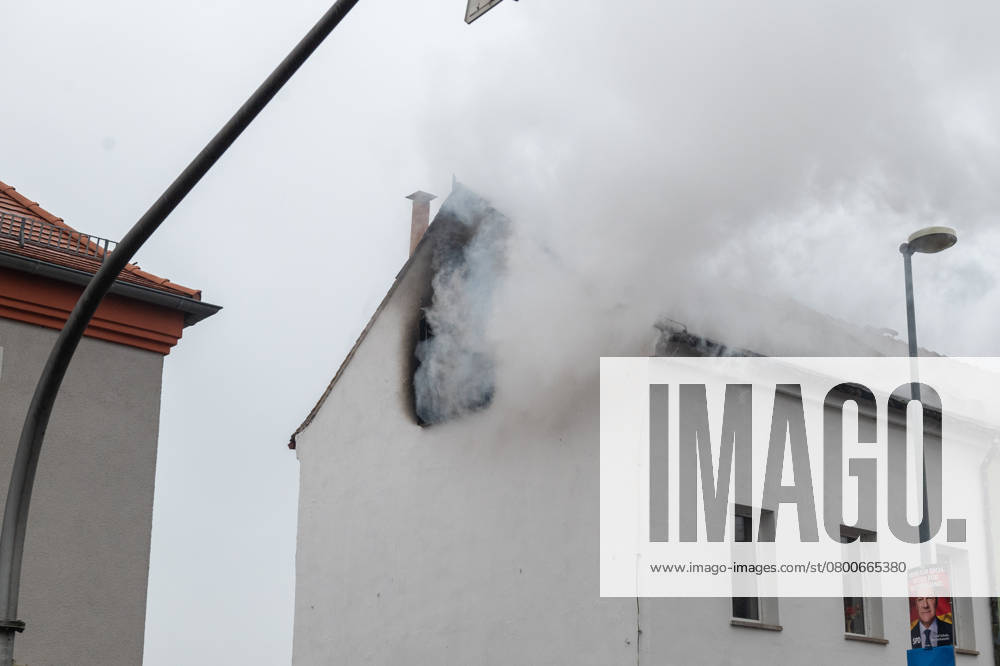 Leipzig - Autofahrer evakuiert Bewohner und alarmiert Feuerwehr: Dachstuhl in Einfamilienhaus brennt lichterloh 05.02.2025 gegen 11.30 Uhr Leipzig-Mölkau, Engelsdorfer Straße Zu einem Brand in einem Einfamilienhaus kam es am Mittwochvormittag in Leipzig-Mölkau. Nach ersten Angaben der Feuerwehr wurden die Einsatzkräfte gegen 11.30 Uhr von einem Autofahrer alarmiert, der an dem brennenden Dachstuhl vorbeifuhr. Der Mann informierte die Bewohner und konnte diese in Sicherheit bringen. Feuerwehrleute löschten den Brand, der sich zwischenzeitlich vom Dachstuhl auf Ober- und Untergeschoss ausbreitete, unter Atemschutz und mit Wasser von Innen. Außerdem brachten die Einsatzkräfte eine Drehleiter von außen in Stellung. Schnell war der Bran