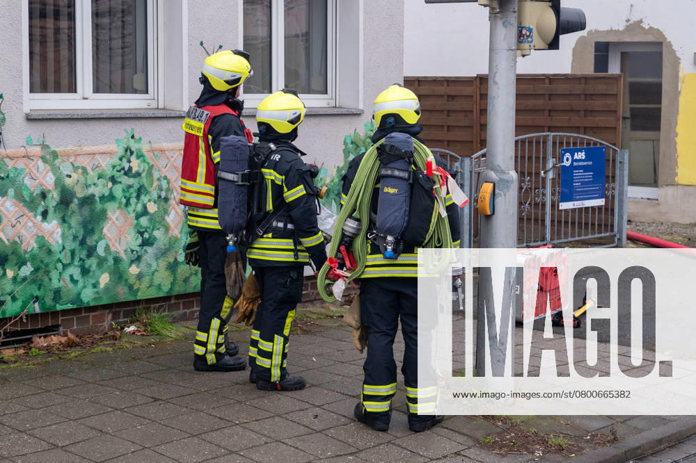 Leipzig - Autofahrer evakuiert Bewohner und alarmiert Feuerwehr: Dachstuhl in Einfamilienhaus brennt lichterloh 05.02.2025 gegen 11.30 Uhr Leipzig-Mölkau, Engelsdorfer Straße Zu einem Brand in einem Einfamilienhaus kam es am Mittwochvormittag in Leipzig-Mölkau. Nach ersten Angaben der Feuerwehr wurden die Einsatzkräfte gegen 11.30 Uhr von einem Autofahrer alarmiert, der an dem brennenden Dachstuhl vorbeifuhr. Der Mann informierte die Bewohner und konnte diese in Sicherheit bringen. Feuerwehrleute löschten den Brand, der sich zwischenzeitlich vom Dachstuhl auf Ober- und Untergeschoss ausbreitete, unter Atemschutz und mit Wasser von Innen. Außerdem brachten die Einsatzkräfte eine Drehleiter von außen in Stellung. Schnell war der Bran