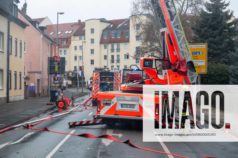 Leipzig - Autofahrer evakuiert Bewohner und alarmiert Feuerwehr: Dachstuhl in Einfamilienhaus brennt lichterloh 05.02.2025 gegen 11.30 Uhr Leipzig-Mölkau, Engelsdorfer Straße Zu einem Brand in einem Einfamilienhaus kam es am Mittwochvormittag in Leipzig-Mölkau. Nach ersten Angaben der Feuerwehr wurden die Einsatzkräfte gegen 11.30 Uhr von einem Autofahrer alarmiert, der an dem brennenden Dachstuhl vorbeifuhr. Der Mann informierte die Bewohner und konnte diese in Sicherheit bringen. Feuerwehrleute löschten den Brand, der sich zwischenzeitlich vom Dachstuhl auf Ober- und Untergeschoss ausbreitete, unter Atemschutz und mit Wasser von Innen. Außerdem brachten die Einsatzkräfte eine Drehleiter von außen in Stellung. Schnell war der Bran