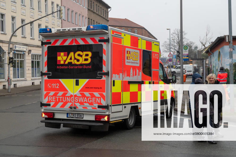 Leipzig - Autofahrer evakuiert Bewohner und alarmiert Feuerwehr: Dachstuhl in Einfamilienhaus brennt lichterloh 05.02.2025 gegen 11.30 Uhr Leipzig-Mölkau, Engelsdorfer Straße Zu einem Brand in einem Einfamilienhaus kam es am Mittwochvormittag in Leipzig-Mölkau. Nach ersten Angaben der Feuerwehr wurden die Einsatzkräfte gegen 11.30 Uhr von einem Autofahrer alarmiert, der an dem brennenden Dachstuhl vorbeifuhr. Der Mann informierte die Bewohner und konnte diese in Sicherheit bringen. Feuerwehrleute löschten den Brand, der sich zwischenzeitlich vom Dachstuhl auf Ober- und Untergeschoss ausbreitete, unter Atemschutz und mit Wasser von Innen. Außerdem brachten die Einsatzkräfte eine Drehleiter von außen in Stellung. Schnell war der Bran
