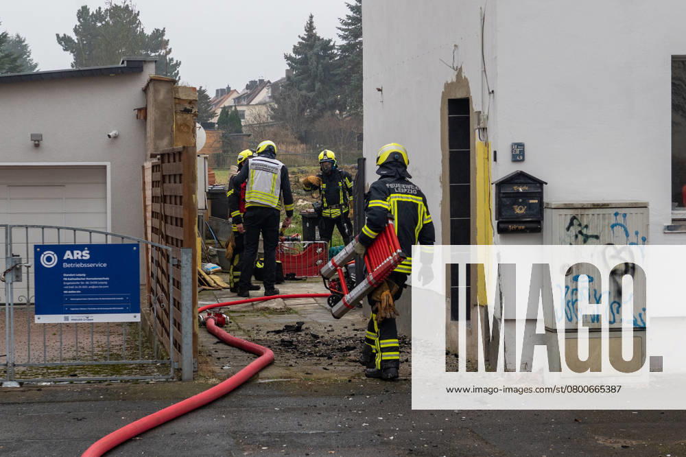 Leipzig - Autofahrer evakuiert Bewohner und alarmiert Feuerwehr: Dachstuhl in Einfamilienhaus brennt lichterloh 05.02.2025 gegen 11.30 Uhr Leipzig-Mölkau, Engelsdorfer Straße Zu einem Brand in einem Einfamilienhaus kam es am Mittwochvormittag in Leipzig-Mölkau. Nach ersten Angaben der Feuerwehr wurden die Einsatzkräfte gegen 11.30 Uhr von einem Autofahrer alarmiert, der an dem brennenden Dachstuhl vorbeifuhr. Der Mann informierte die Bewohner und konnte diese in Sicherheit bringen. Feuerwehrleute löschten den Brand, der sich zwischenzeitlich vom Dachstuhl auf Ober- und Untergeschoss ausbreitete, unter Atemschutz und mit Wasser von Innen. Außerdem brachten die Einsatzkräfte eine Drehleiter von außen in Stellung. Schnell war der Bran