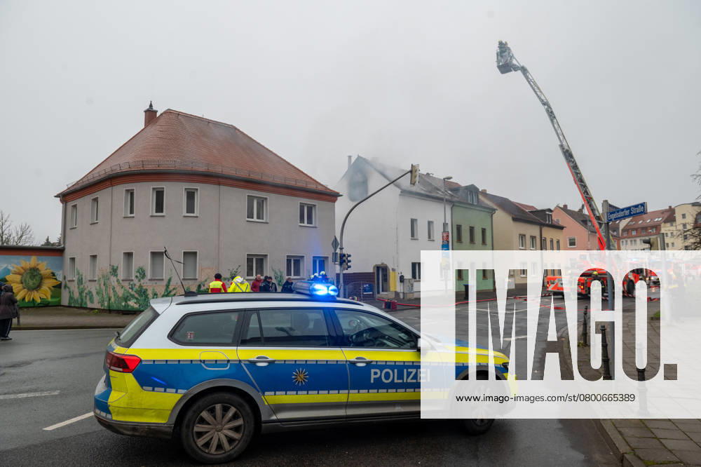 Leipzig - Autofahrer evakuiert Bewohner und alarmiert Feuerwehr: Dachstuhl in Einfamilienhaus brennt lichterloh 05.02.2025 gegen 11.30 Uhr Leipzig-Mölkau, Engelsdorfer Straße Zu einem Brand in einem Einfamilienhaus kam es am Mittwochvormittag in Leipzig-Mölkau. Nach ersten Angaben der Feuerwehr wurden die Einsatzkräfte gegen 11.30 Uhr von einem Autofahrer alarmiert, der an dem brennenden Dachstuhl vorbeifuhr. Der Mann informierte die Bewohner und konnte diese in Sicherheit bringen. Feuerwehrleute löschten den Brand, der sich zwischenzeitlich vom Dachstuhl auf Ober- und Untergeschoss ausbreitete, unter Atemschutz und mit Wasser von Innen. Außerdem brachten die Einsatzkräfte eine Drehleiter von außen in Stellung. Schnell war der Bran