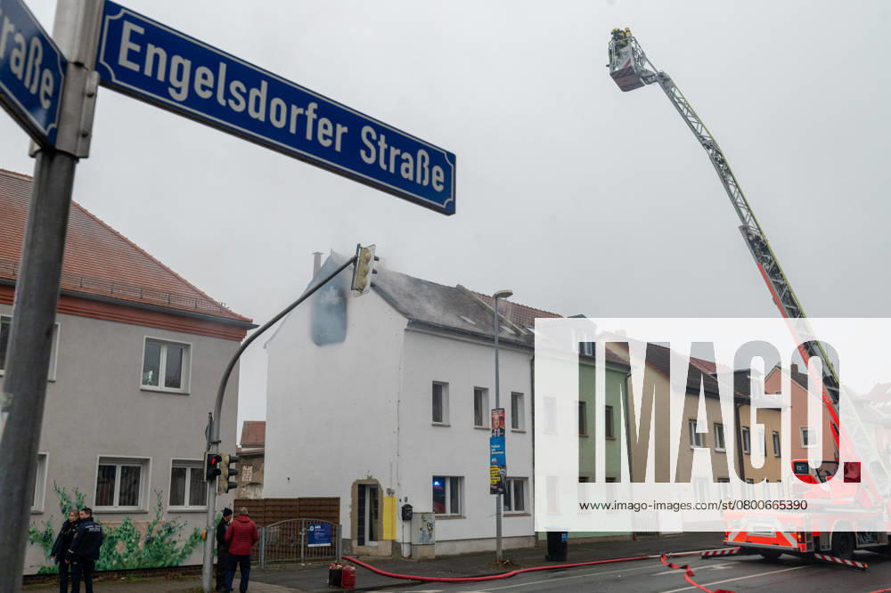 Leipzig - Autofahrer evakuiert Bewohner und alarmiert Feuerwehr: Dachstuhl in Einfamilienhaus brennt lichterloh 05.02.2025 gegen 11.30 Uhr Leipzig-Mölkau, Engelsdorfer Straße Zu einem Brand in einem Einfamilienhaus kam es am Mittwochvormittag in Leipzig-Mölkau. Nach ersten Angaben der Feuerwehr wurden die Einsatzkräfte gegen 11.30 Uhr von einem Autofahrer alarmiert, der an dem brennenden Dachstuhl vorbeifuhr. Der Mann informierte die Bewohner und konnte diese in Sicherheit bringen. Feuerwehrleute löschten den Brand, der sich zwischenzeitlich vom Dachstuhl auf Ober- und Untergeschoss ausbreitete, unter Atemschutz und mit Wasser von Innen. Außerdem brachten die Einsatzkräfte eine Drehleiter von außen in Stellung. Schnell war der Bran