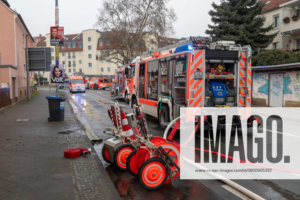 Leipzig - Autofahrer evakuiert Bewohner und alarmiert Feuerwehr: Dachstuhl in Einfamilienhaus brennt lichterloh 05.02.2025 gegen 11.30 Uhr Leipzig-Mölkau, Engelsdorfer Straße Zu einem Brand in einem Einfamilienhaus kam es am Mittwochvormittag in Leipzig-Mölkau. Nach ersten Angaben der Feuerwehr wurden die Einsatzkräfte gegen 11.30 Uhr von einem Autofahrer alarmiert, der an dem brennenden Dachstuhl vorbeifuhr. Der Mann informierte die Bewohner und konnte diese in Sicherheit bringen. Feuerwehrleute löschten den Brand, der sich zwischenzeitlich vom Dachstuhl auf Ober- und Untergeschoss ausbreitete, unter Atemschutz und mit Wasser von Innen. Außerdem brachten die Einsatzkräfte eine Drehleiter von außen in Stellung. Schnell war der Bran