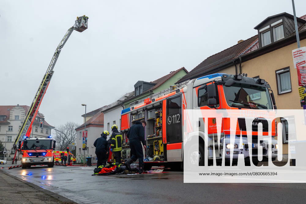 Leipzig - Autofahrer evakuiert Bewohner und alarmiert Feuerwehr: Dachstuhl in Einfamilienhaus brennt lichterloh 05.02.2025 gegen 11.30 Uhr Leipzig-Mölkau, Engelsdorfer Straße Zu einem Brand in einem Einfamilienhaus kam es am Mittwochvormittag in Leipzig-Mölkau. Nach ersten Angaben der Feuerwehr wurden die Einsatzkräfte gegen 11.30 Uhr von einem Autofahrer alarmiert, der an dem brennenden Dachstuhl vorbeifuhr. Der Mann informierte die Bewohner und konnte diese in Sicherheit bringen. Feuerwehrleute löschten den Brand, der sich zwischenzeitlich vom Dachstuhl auf Ober- und Untergeschoss ausbreitete, unter Atemschutz und mit Wasser von Innen. Außerdem brachten die Einsatzkräfte eine Drehleiter von außen in Stellung. Schnell war der Bran