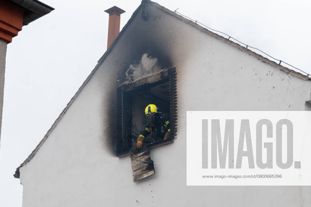 Leipzig - Autofahrer evakuiert Bewohner und alarmiert Feuerwehr: Dachstuhl in Einfamilienhaus brennt lichterloh 05.02.2025 gegen 11.30 Uhr Leipzig-Mölkau, Engelsdorfer Straße Zu einem Brand in einem Einfamilienhaus kam es am Mittwochvormittag in Leipzig-Mölkau. Nach ersten Angaben der Feuerwehr wurden die Einsatzkräfte gegen 11.30 Uhr von einem Autofahrer alarmiert, der an dem brennenden Dachstuhl vorbeifuhr. Der Mann informierte die Bewohner und konnte diese in Sicherheit bringen. Feuerwehrleute löschten den Brand, der sich zwischenzeitlich vom Dachstuhl auf Ober- und Untergeschoss ausbreitete, unter Atemschutz und mit Wasser von Innen. Außerdem brachten die Einsatzkräfte eine Drehleiter von außen in Stellung. Schnell war der Bran