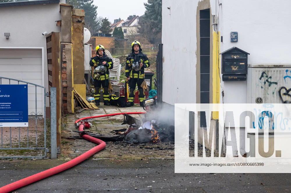 Leipzig - Autofahrer evakuiert Bewohner und alarmiert Feuerwehr: Dachstuhl in Einfamilienhaus brennt lichterloh 05.02.2025 gegen 11.30 Uhr Leipzig-Mölkau, Engelsdorfer Straße Zu einem Brand in einem Einfamilienhaus kam es am Mittwochvormittag in Leipzig-Mölkau. Nach ersten Angaben der Feuerwehr wurden die Einsatzkräfte gegen 11.30 Uhr von einem Autofahrer alarmiert, der an dem brennenden Dachstuhl vorbeifuhr. Der Mann informierte die Bewohner und konnte diese in Sicherheit bringen. Feuerwehrleute löschten den Brand, der sich zwischenzeitlich vom Dachstuhl auf Ober- und Untergeschoss ausbreitete, unter Atemschutz und mit Wasser von Innen. Außerdem brachten die Einsatzkräfte eine Drehleiter von außen in Stellung. Schnell war der Bran