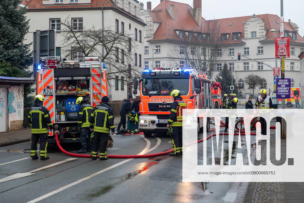 Leipzig - Autofahrer evakuiert Bewohner und alarmiert Feuerwehr: Dachstuhl in Einfamilienhaus brennt lichterloh 05.02.2025 gegen 11.30 Uhr Leipzig-Mölkau, Engelsdorfer Straße Zu einem Brand in einem Einfamilienhaus kam es am Mittwochvormittag in Leipzig-Mölkau. Nach ersten Angaben der Feuerwehr wurden die Einsatzkräfte gegen 11.30 Uhr von einem Autofahrer alarmiert, der an dem brennenden Dachstuhl vorbeifuhr. Der Mann informierte die Bewohner und konnte diese in Sicherheit bringen. Feuerwehrleute löschten den Brand, der sich zwischenzeitlich vom Dachstuhl auf Ober- und Untergeschoss ausbreitete, unter Atemschutz und mit Wasser von Innen. Außerdem brachten die Einsatzkräfte eine Drehleiter von außen in Stellung. Schnell war der Bran