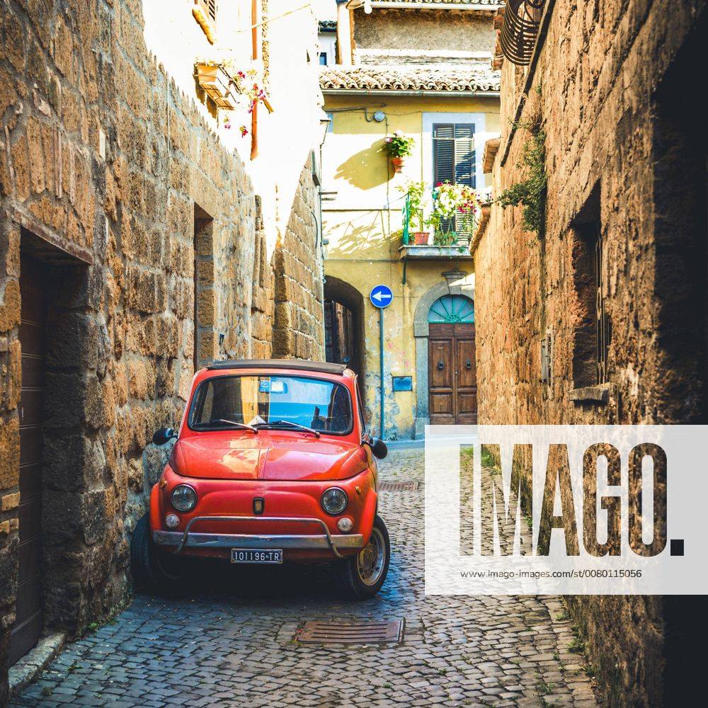 Alter roter Fiat 500 parkt in einer schmalen Gasse, Oldtimer, Orvieto, Umbrien, Italien, Europa