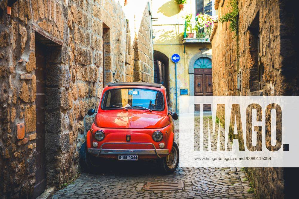 Alter roter Fiat 500 parkt in einer schmalen Gasse, Oldtimer, Orvieto, Umbrien, Italien, Europa