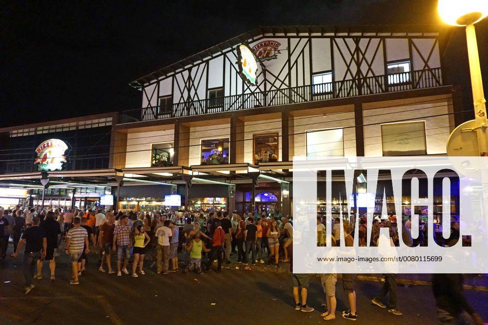 Spanien, Insel Mallorca, Am Touristen-Hotspot Ballermann in El Arenal liegt die Vergnügungsmeile Schinkenstrasse mit dem Kult-Lokal Bierkönig. 06.09.2017, Mallorca: Barrieren zur Terrorabwehr am Ballermann 06.09.2017, Mallorca: Barrieren zur Terrorabwehr am Ballermann