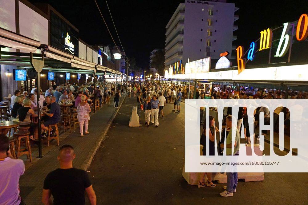 Spanien, Insel Mallorca, Am Touristen-Hotspot Ballermann in El Arenal wurden in der Vergnügungsmeile Schinkenstrasse Schutzpoller gegen Terroristische Anschläge aufgestellt. 06.09.2017, Mallorca: Barrieren zur Terrorabwehr am Ballermann 06.09.2017, Mallorca: Barrieren zur Terrorabwehr am Ballermann