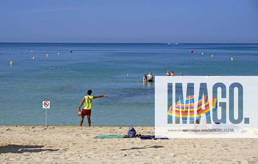 Spanien, Insel Mallorca, Am Touristen-Hotspot Ballermann in El Arenal sorgt ein Bademeister für Ordnung und Sicherheit am Sandstrand, hier vertreibt er Badegäste aus dem Sperrbereich im Wasser. 06.09.2017, Mallorca, 06.09.2017, Mallorca,