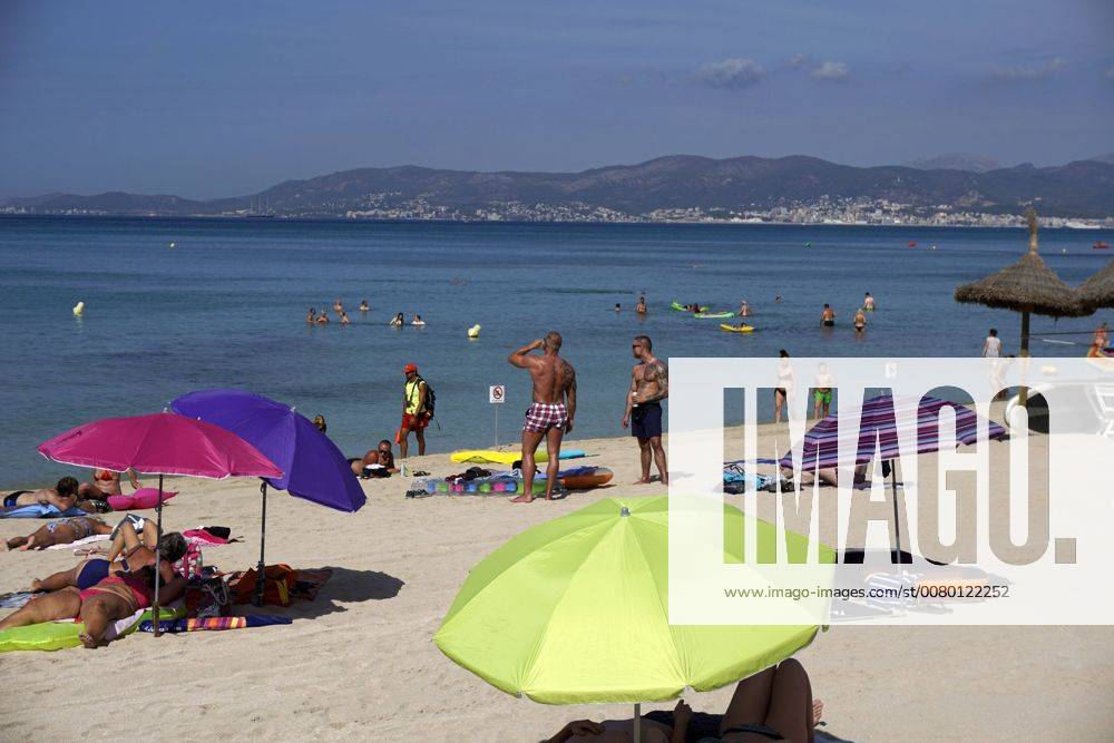 Spanien, Insel Mallorca, Am Touristen-Hotspot Ballermann in El Arenal liegen die Urlauber am Sandstrand. Hier am Balneario 2 in Arenal. 06.09.2017, Mallorca, 06.09.2017, Mallorca,
