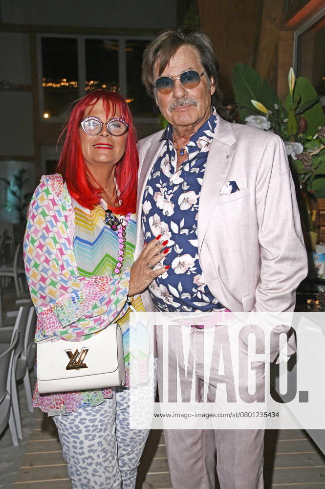 Jörg Draeger mit Ehefrau Petra Draeger bei der Premiere des TV Realityformats Promis unter Palmen im BeachMitte. Berlin
