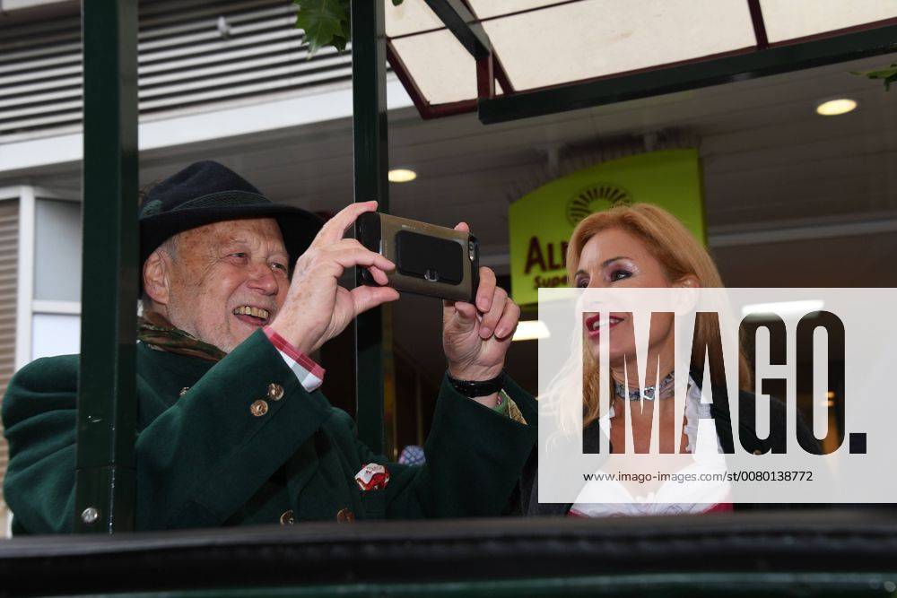 Joseph Vilsmaier mit Freundin Birgit Muth Wies«n 2017 Eröffnung Wirteeinzug Sendlinger Tor München 16. September 2017