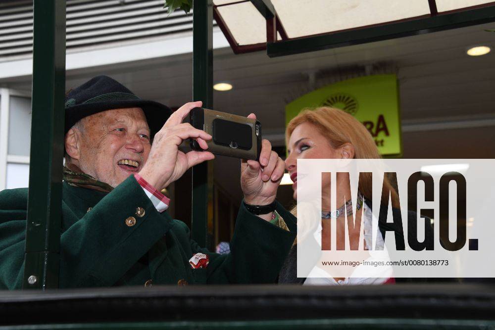 Joseph Vilsmaier mit Freundin Birgit Muth Wies«n 2017 Eröffnung Wirteeinzug Sendlinger Tor München 16. September 2017