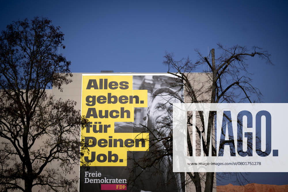 FDP Parteitag DEU, Deutschland, Germany, Berlin, 09.02.2025 Grosses Wahlplakat mit Slogan Alles geben Auch fuer deinen Job der FDP mit Foto von Christian Lindner FDP fuer die Kampagne der Freien Demokraten auf dem Bundesparteitag der FDP zum Wahlprogramm und Sofortprogramm unter dem Motto Alles laesst sich aendern Alles lässt sich ändern in Berlin Deutschland . Nach dem Bruch der Drei-Parteien-Bundeskoalition im vergangenen November werden in Deutschland am 23. Februar 2025 vorgezogene Bundestagswahlen abgehalten. Die Partei bewegt sich derzeit unter der 5 Prozent en: Large election poster with slogan Give everything Also for your job from the FDP with photo by Christian Lindner FDP for the campaign of the Free Democrats at the federal pa