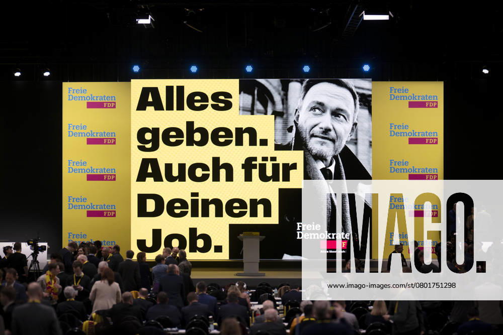FDP Parteitag DEU, Deutschland, Germany, Berlin, 09.02.2025 Anzeige mit Motto Alles geben Auch fuer deinen Job mit Foto von Christian Lindner FDP fuer die Kampagne der Freien Demokraten auf dem Bundesparteitag der FDP zum Wahlprogramm und Sofortprogramm unter dem Motto Alles laesst sich aendern Alles lässt sich ändern in Berlin Deutschland . Nach dem Bruch der Drei-Parteien-Bundeskoalition im vergangenen November werden in Deutschland am 23. Februar 2025 vorgezogene Bundestagswahlen abgehalten. Die Partei bewegt sich derzeit unter der 5 Prozent en: Display with slogan Give everything for your job too with photo by Christian Lindner FDP for the campaign of the Free Democrats at the federal party conference of the FDP on the election progra