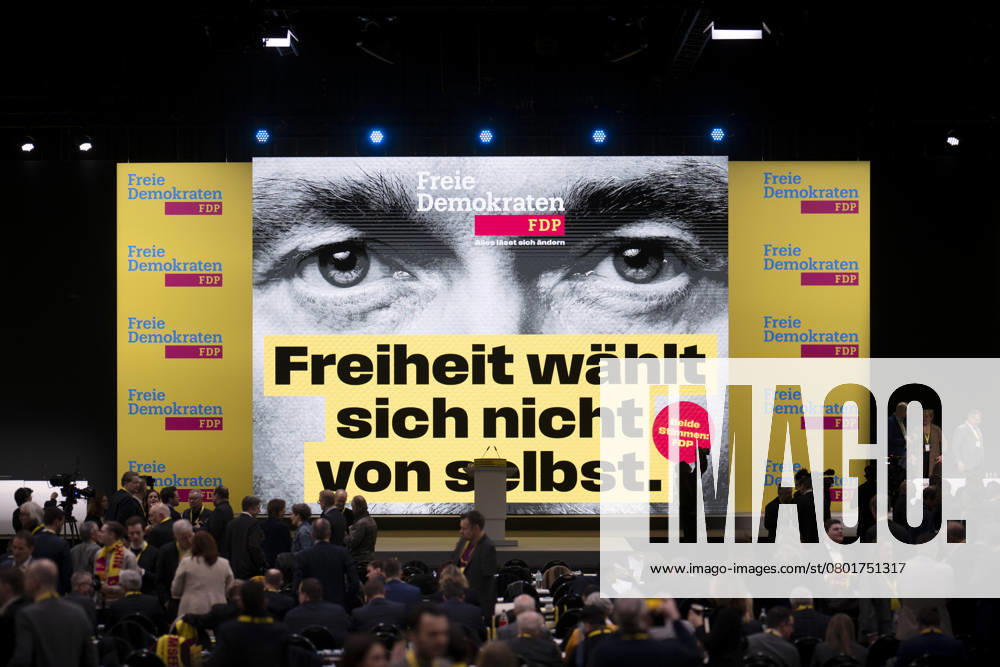 FDP Parteitag DEU, Deutschland, Germany, Berlin, 09.02.2025 Anzeige mit Motto Freiheit waehlt sich nicht von selbst mit Foto von Christian Lindner FDP fuer die Kampagne der Freien Demokraten auf dem Bundesparteitag der FDP zum Wahlprogramm und Sofortprogramm unter dem Motto Alles laesst sich aendern Alles lässt sich ändern in Berlin Deutschland . Nach dem Bruch der Drei-Parteien-Bundeskoalition im vergangenen November werden in Deutschland am 23. Februar 2025 vorgezogene Bundestagswahlen abgehalten. Die Partei bewegt sich derzeit unter der 5 Prozent en: Display with slogan Freedom does not choose itself with photo by Christian Lindner FDP for the campaign of the Free Democrats at the federal party conference of the FDP on the election pro