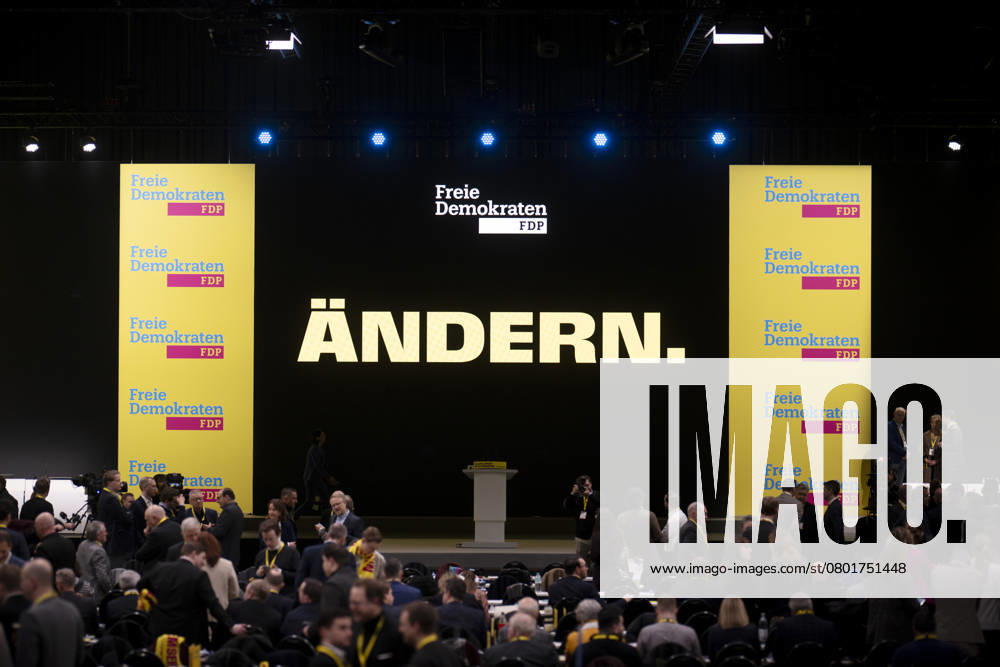 FDP Parteitag DEU, Deutschland, Germany, Berlin, 09.02.2025 Anzeige Aendern Ändern fuer die Kampagne der Freien Demokraten auf dem Bundesparteitag der FDP zum Wahlprogramm und Sofortprogramm unter dem Motto Alles laesst sich aendern Alles lässt sich ändern in Berlin Deutschland . Nach dem Bruch der Drei-Parteien-Bundeskoalition im vergangenen November werden in Deutschland am 23. Februar 2025 vorgezogene Bundestagswahlen abgehalten. Die Partei bewegt sich derzeit unter der 5 Prozent. en: Display says Change Änder for the campaign of the Free Democrats at the federal party conference of the FDP on the election program and immediate program under the motto Everything can be changed Everything can be changed in Berlin Germany . After the b
