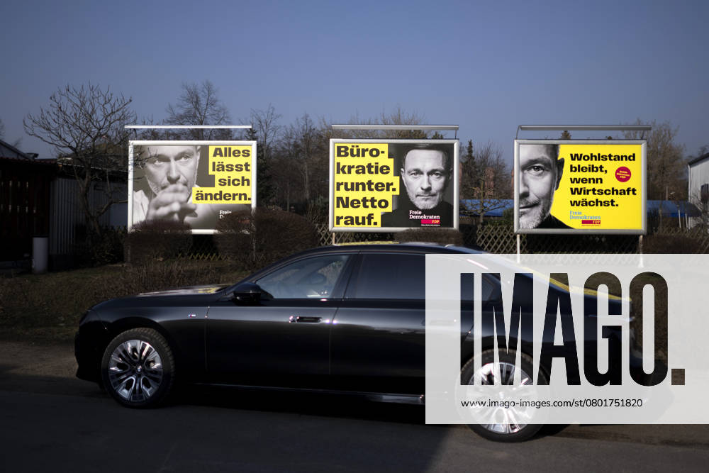 FDP Parteitag DEU, Deutschland, Germany, Berlin, 09.02.2025 Limosine vor Wahlplakate mit Slogan Buerokratie runter Netto Rauf der FDP mit Foto von Christian Lindner FDP fuer die Kampagne der Freien Demokraten auf dem Bundesparteitag der FDP zum Wahlprogramm und Sofortprogramm unter dem Motto Alles laesst sich aendern Alles lässt sich ändern in Berlin Deutschland . Nach dem Bruch der Drei-Parteien-Bundeskoalition im vergangenen November werden in Deutschland am 23. Februar 2025 vorgezogene Bundestagswahlen abgehalten. Die Partei bewegt sich derzeit unter der 5 Prozent en: Limosine in front of election posters with the slogan Bureaucracy down Netto Rauf of the FDP with photo by Christian Lindner FDP for the campaign of the Free Democrats at