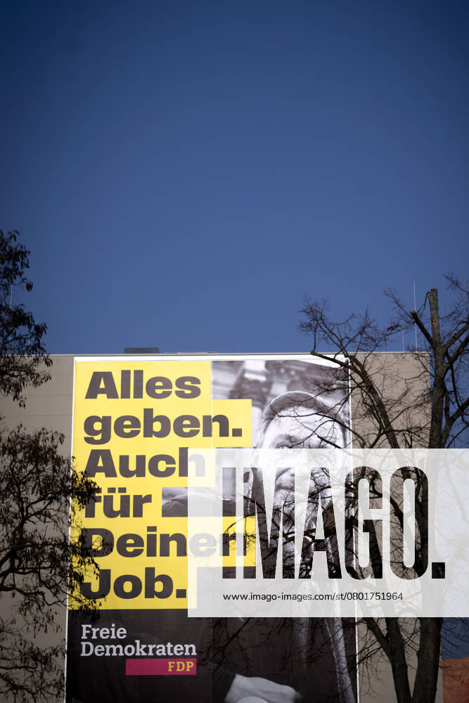FDP Parteitag DEU, Deutschland, Germany, Berlin, 09.02.2025 Grosses Wahlplakat mit Slogan Alles geben Auch fuer deinen Job der FDP mit Foto von Christian Lindner FDP fuer die Kampagne der Freien Demokraten auf dem Bundesparteitag der FDP zum Wahlprogramm und Sofortprogramm unter dem Motto Alles laesst sich aendern Alles lässt sich ändern in Berlin Deutschland . Nach dem Bruch der Drei-Parteien-Bundeskoalition im vergangenen November werden in Deutschland am 23. Februar 2025 vorgezogene Bundestagswahlen abgehalten. Die Partei bewegt sich derzeit unter der 5 Prozent en: Large election poster with slogan Give everything Also for your job from the FDP with photo by Christian Lindner FDP for the campaign of the Free Democrats at the federal pa