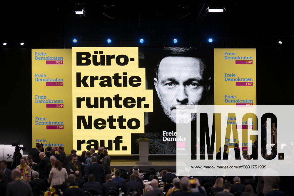 FDP Parteitag DEU, Deutschland, Germany, Berlin, 09.02.2025 Anzeige mit Motto Buerokratie runter Netto Rauf mit Foto von Christian Lindner FDP fuer die Kampagne der Freien Demokraten auf dem Bundesparteitag der FDP zum Wahlprogramm und Sofortprogramm unter dem Motto Alles laesst sich aendern Alles lässt sich ändern in Berlin Deutschland . Nach dem Bruch der Drei-Parteien-Bundeskoalition im vergangenen November werden in Deutschland am 23. Februar 2025 vorgezogene Bundestagswahlen abgehalten. Die Partei bewegt sich derzeit unter der 5 Prozent en: Display with slogan bureaucracy down net up with photo by Christian Lindner FDP for the campaign of the Free Democrats at the federal party conference of the FDP on the election program and immedi