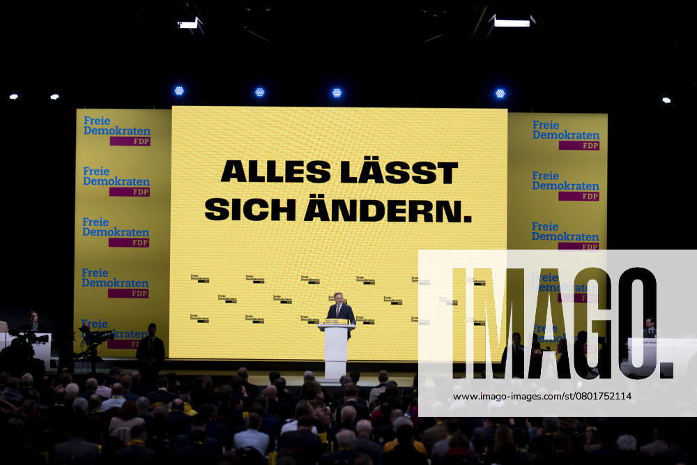 FDP Parteitag DEU, Deutschland, Germany, Berlin, 09.02.2025 Rede von Christian Lindner , Parteivorsitzender der Partei FDP , vor Anzeige Alles laesst sich aendern fuer die Kampagne der Freien Demokraten auf dem Bundesparteitag der FDP zum Wahlprogramm und Sofortprogramm unter dem Motto Alles laesst sich aendern Alles lässt sich ändern in Berlin Deutschland . Nach dem Bruch der Drei-Parteien-Bundeskoalition im vergangenen November werden in Deutschland am 23. Februar 2025 vorgezogene Bundestagswahlen abgehalten. Die Partei bewegt sich derzeit unter der 5 Prozent . en: Speech by Christian Lindner , party leader of the FDP party, in front of the advertisement Everything can be changed for the campaign of the Free Democrats at the federal par
