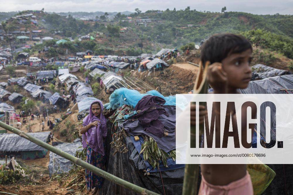 Cox s Bazaar Camp of Rohingya refugees, September 19th, 2017, Cox s Bazaar, Bangladesh. Many of the Rohingya fleeing the violence in Myanmar had travelled by boat to find refuge in neighbouring Bangladesh. According to United Nations more than 300 thousand Rohingya refugees have fled Myanmar from violence over the last few weeks, most trying to cross the border and reach Bangladesh.
