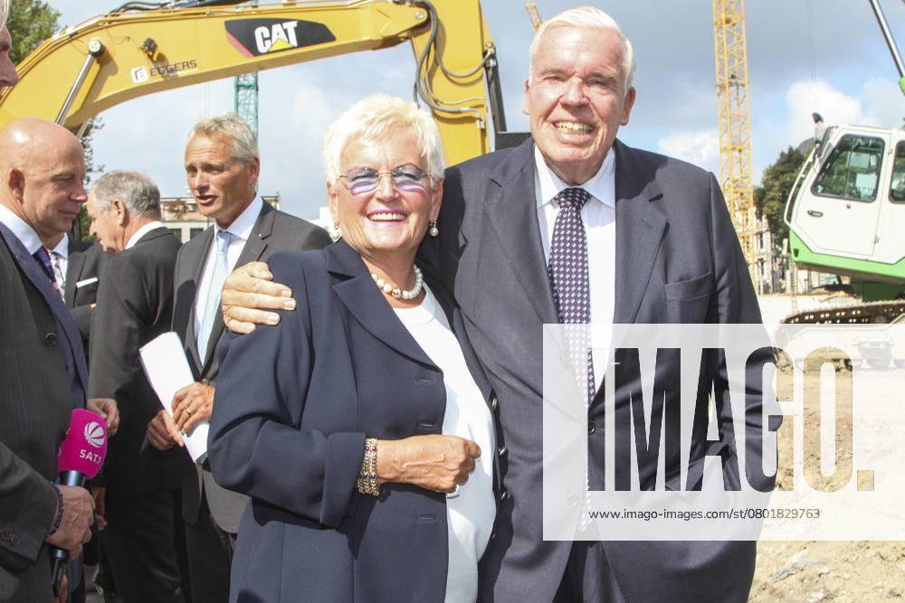 Prof. Dr.Klaus-Michael Kühne Kuehne mit seiner Ehefrau Christine Kühne - Kuehne Unternehmer Bauherr bei der Grundsteinlegung zum Hotel Neubau The Fontenay auf der Baustelle am Donnerstag 14.August 2014 in Hamburg HH Deutschland
